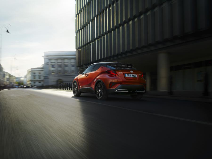  Toyota C-HR Hybrid 2019 года  (WW) (фото 6 из 174)